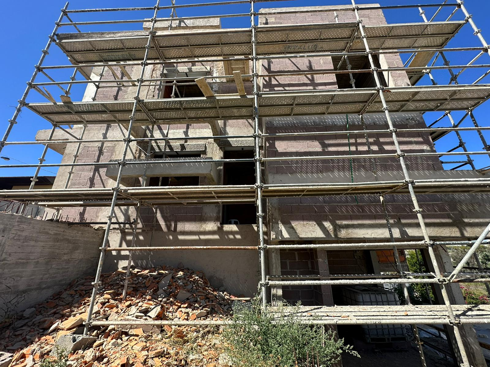 Construção residencial em andamento executada pela Distak