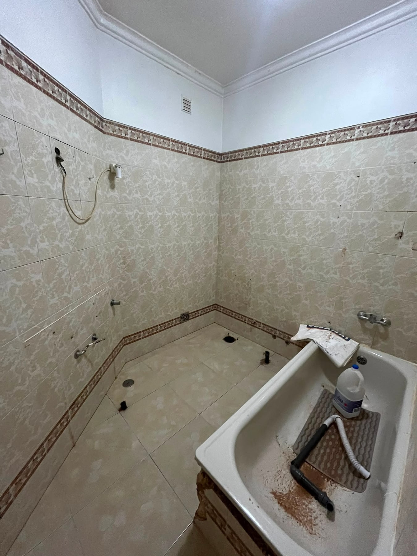 Casa de banho antes da intervenção da Distak em Cova da Piedade