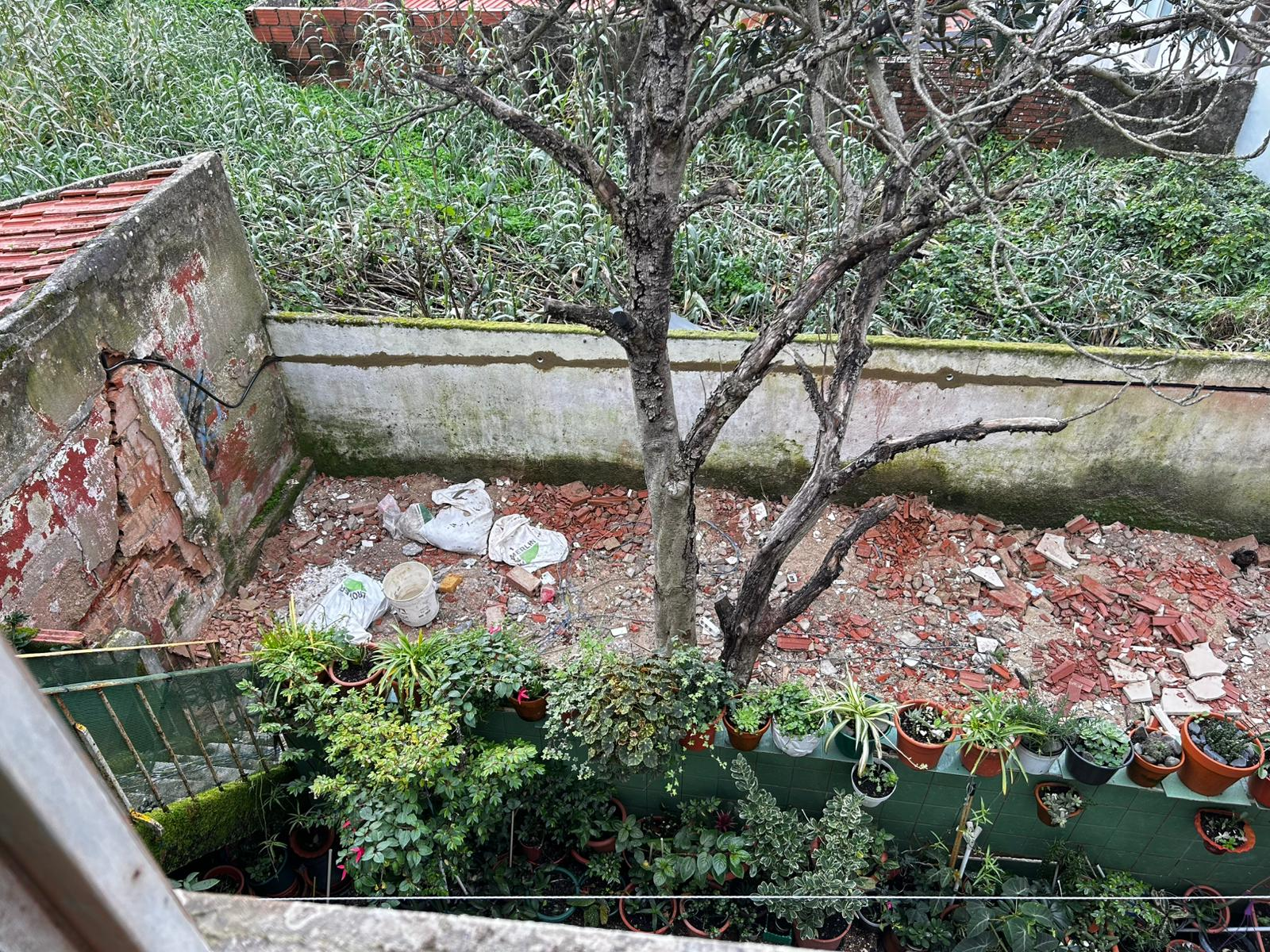 Quintal antes da intervenção da Distak em Malveira