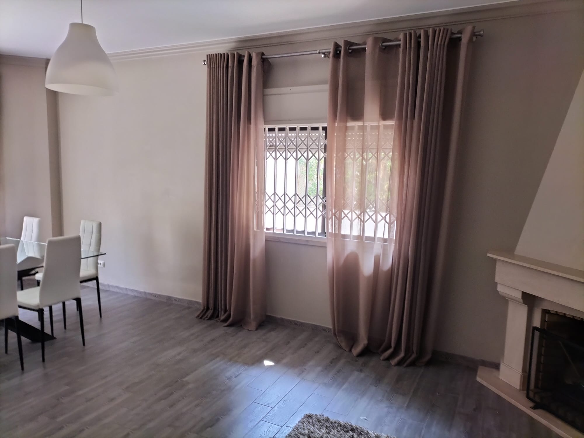 Sala e cozinha antes da intervenção da Distak em Oeiras