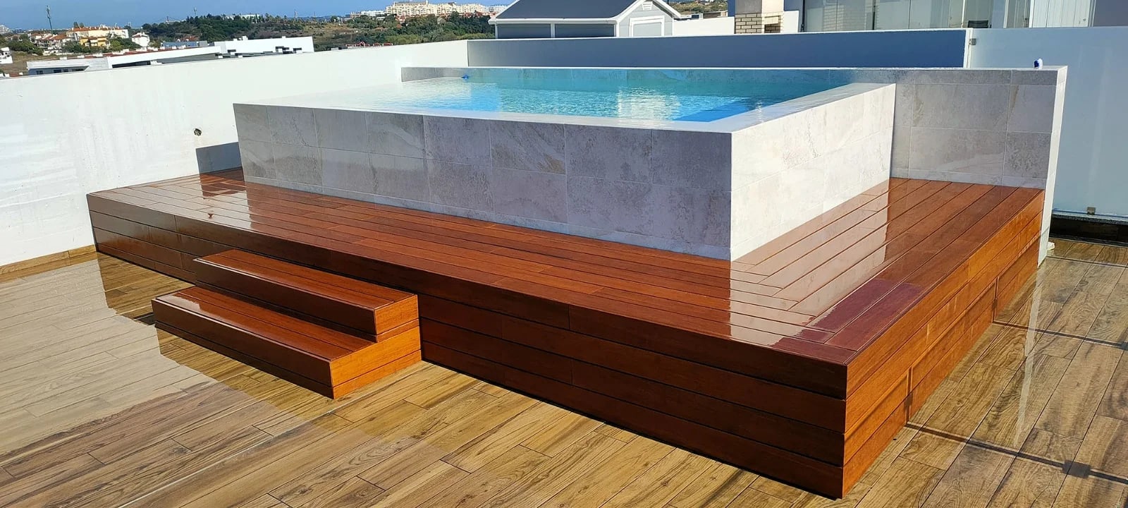 Piscina elevada com deck em madeira, projeto executado pela Distak