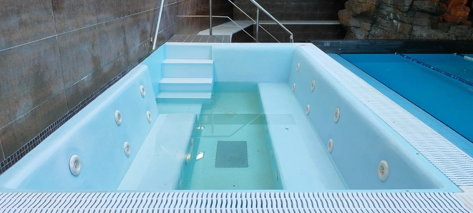 Spa de hidromassagem integrado, projeto executado pela Distak