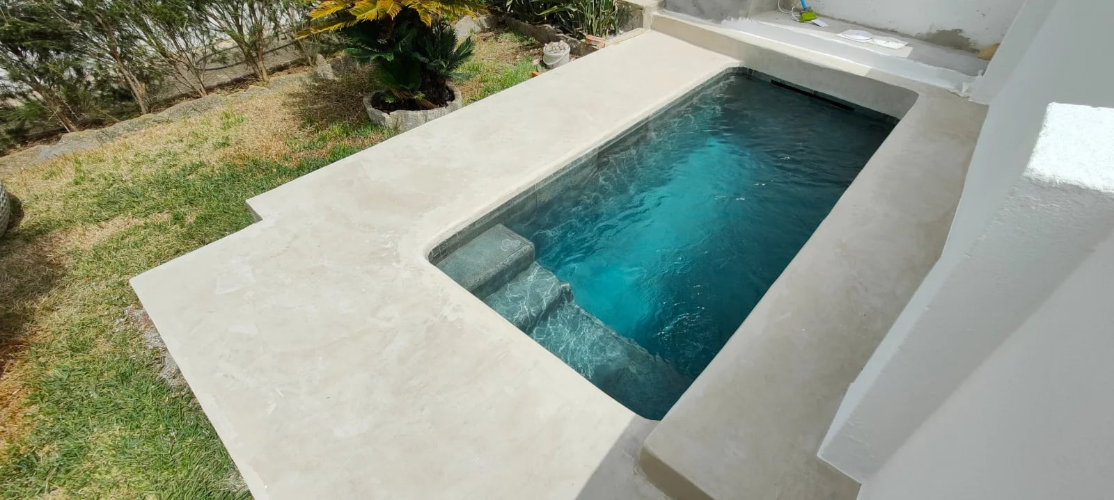 Piscina compacta residencial, projeto executado pela Distak