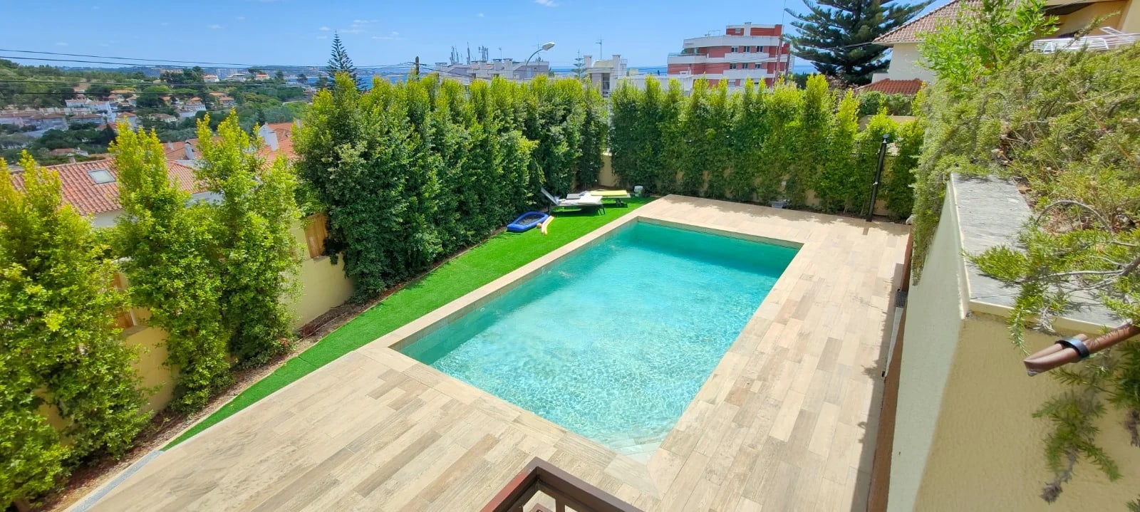Piscina residencial com zona exterior, projeto executado pela Distak