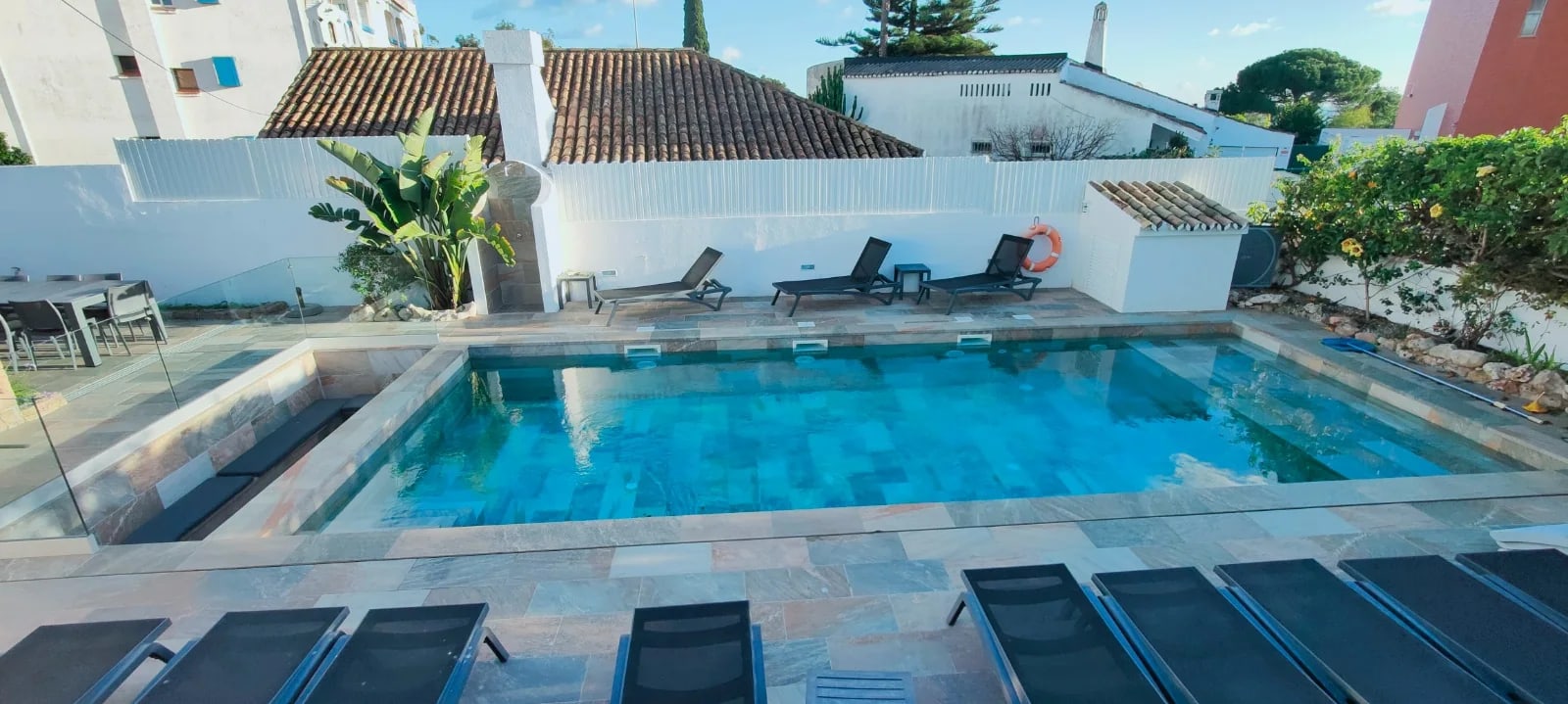 Piscina com área de lazer, projeto executado pela Distak