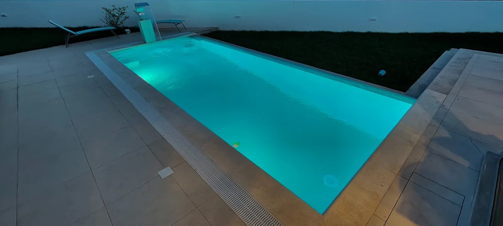 Piscina com iluminação noturna, projeto executado pela Distak