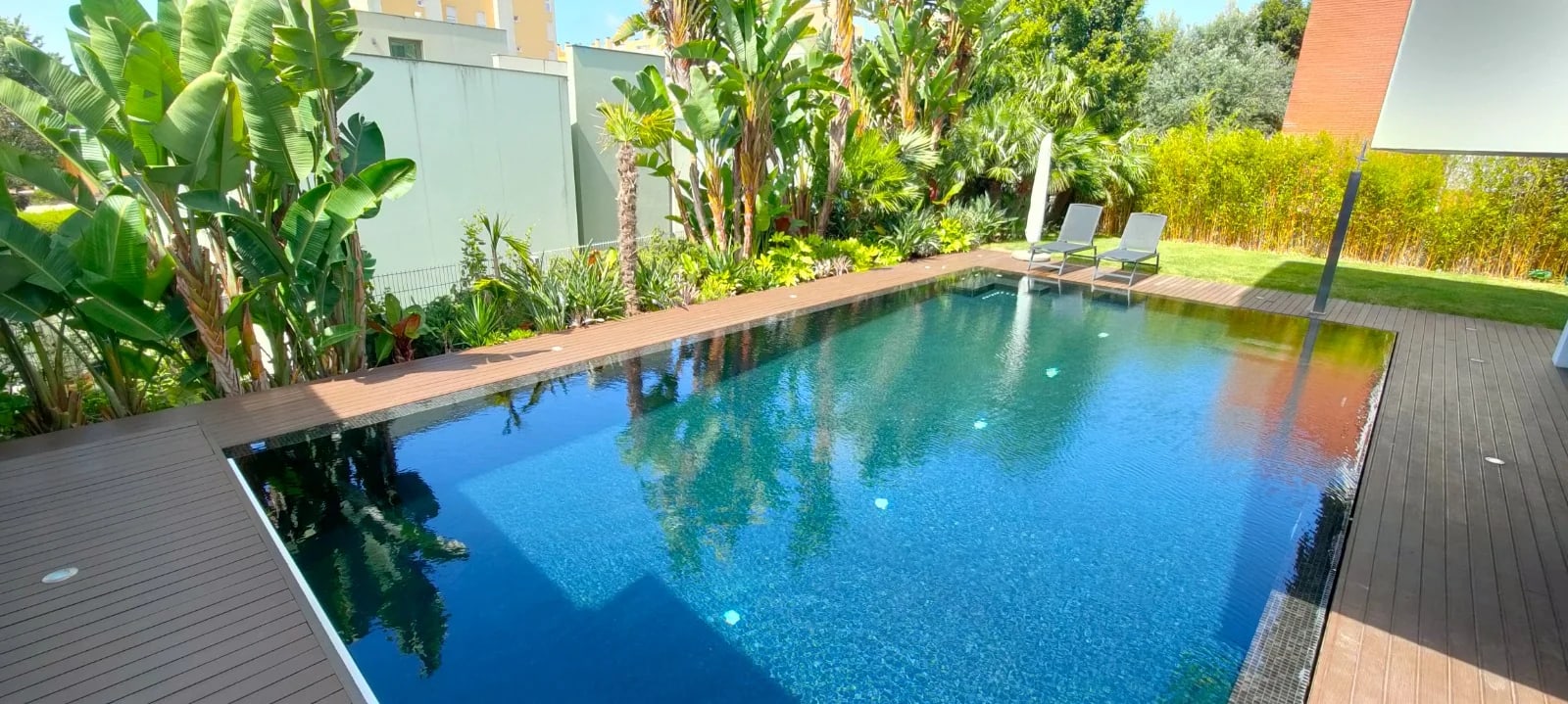 Piscina integrada no jardim, projeto executado pela Distak